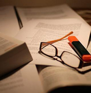 在微弱燈光下看書真的會(huì)傷眼睛嗎？