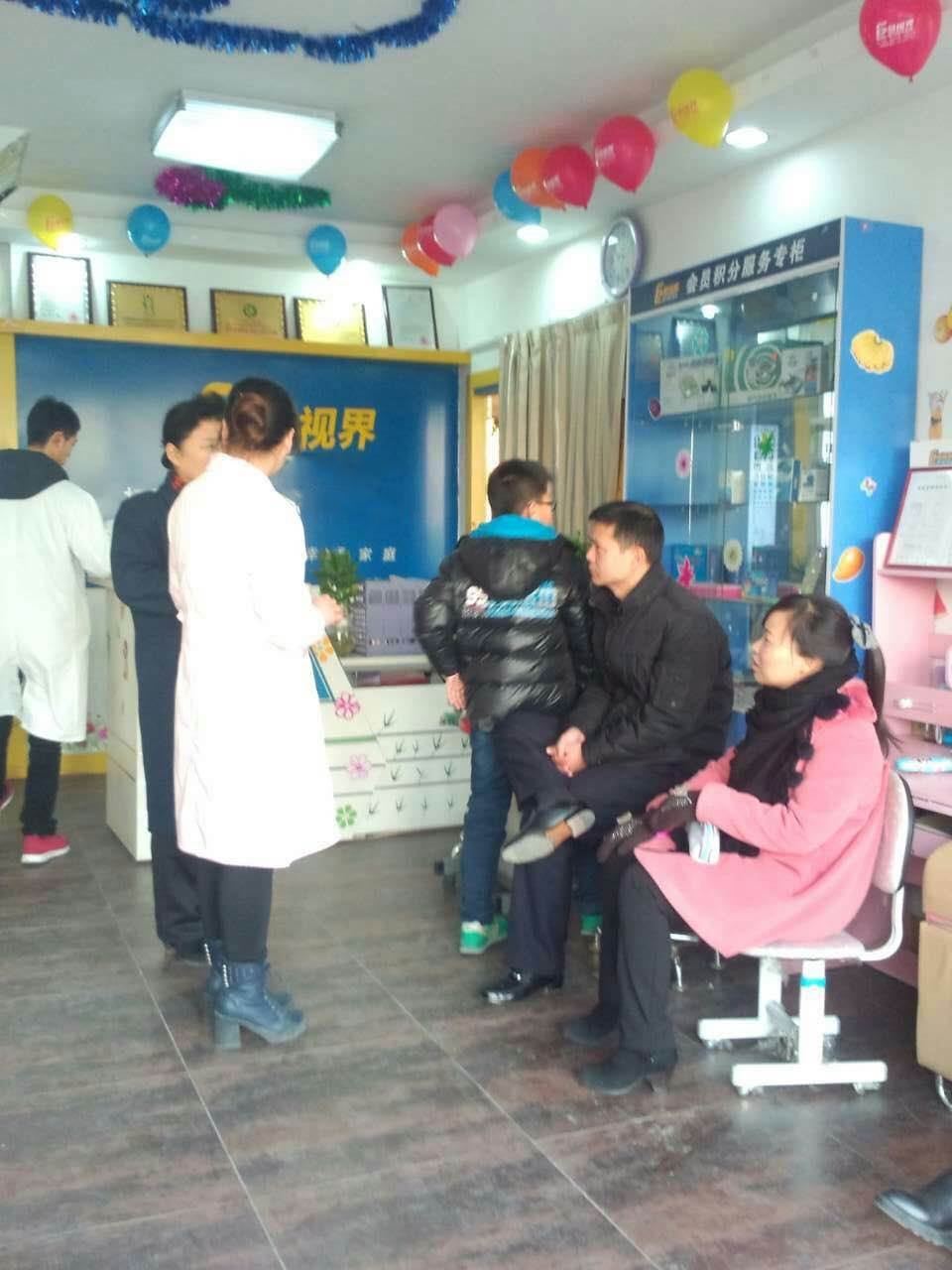 來訪客戶觀看易視界店面運(yùn)營情況