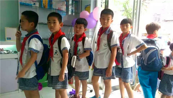 易視界勝利街店迎來(lái)眾多小朋友檢查視力