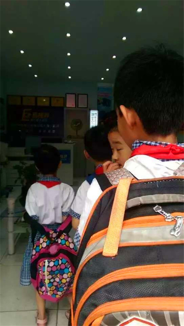 易視界勝利街店迎來(lái)眾多小朋友檢查視力