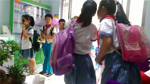 易視界勝利街店迎來(lái)眾多小朋友檢查視力