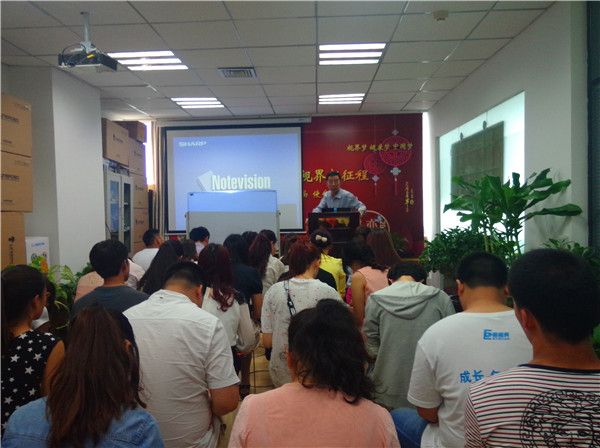 認真做筆記的易視界精英們