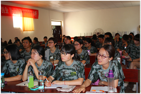 易視界伙伴們?cè)谡J(rèn)真的聽講中