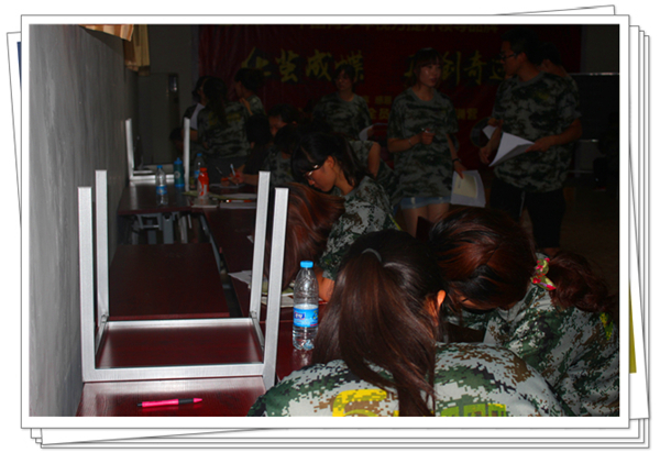 深夜了，還在認真寫作業(yè)的易視界伙伴們