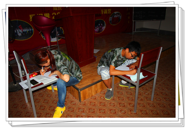 深夜了，還在認真寫作業(yè)的易視界伙伴們