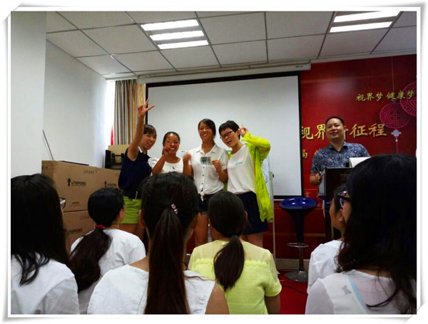 易視界獲獎的伙伴上臺領獎