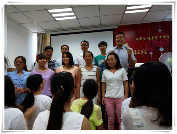 易視界獲獎的伙伴上臺領獎