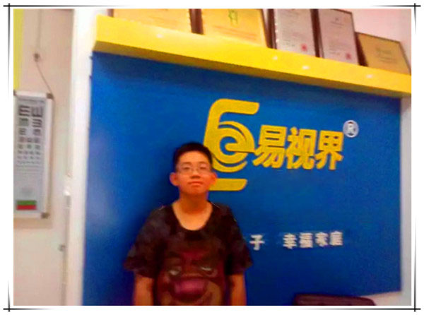 來易視界視力提升會(huì)所做眼睛的美國(guó)華僑小帥哥