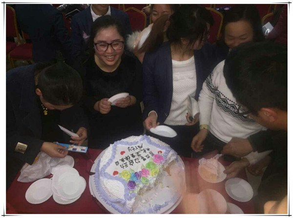 溫馨的易視界生日會