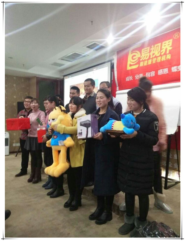 表現(xiàn)優(yōu)秀的伙伴上臺領(lǐng)獎