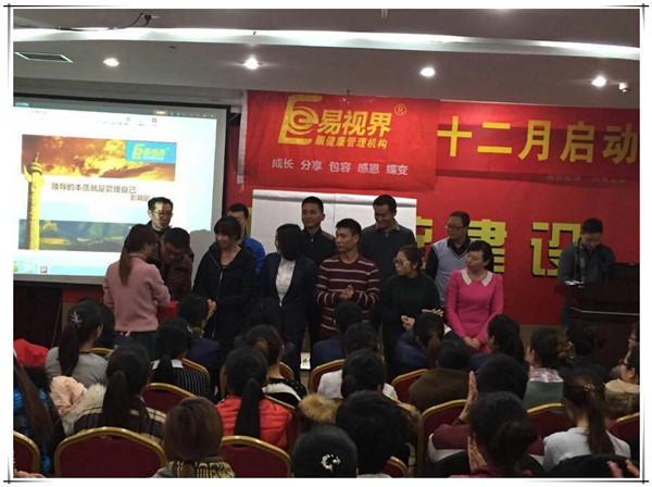 表現(xiàn)優(yōu)秀的伙伴上臺領(lǐng)獎