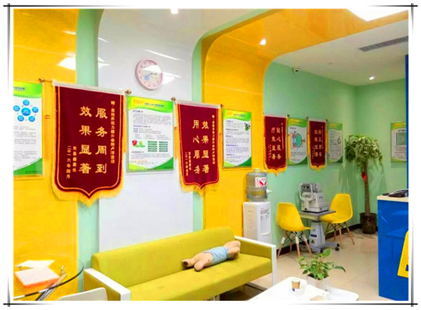 易視界店面效果方面奇特收到家長贈(zèng)送的錦旗