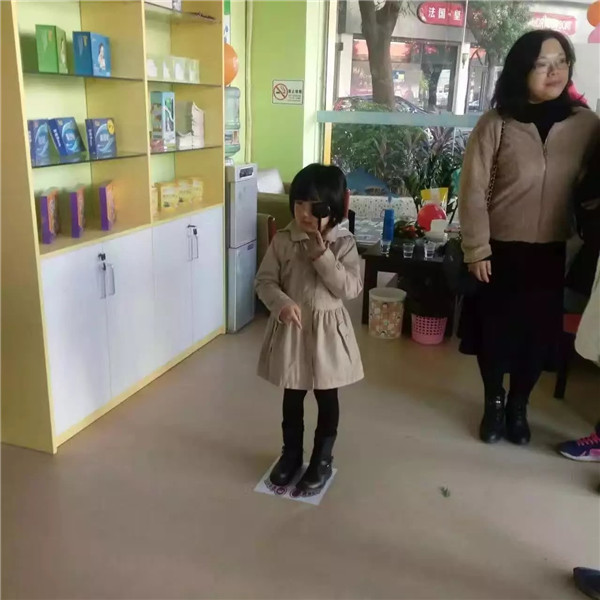 易視界工作人員為孩子檢測(cè)視力