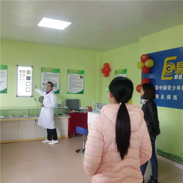 易視界工作人員正在認真的為孩子檢測視力