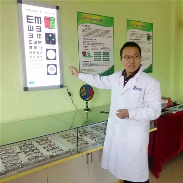 易視界工作人員為孩子檢測(cè)視力