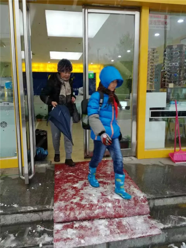 前往易視界視力提升會(huì)所店矯正的家長(zhǎng)和孩子們