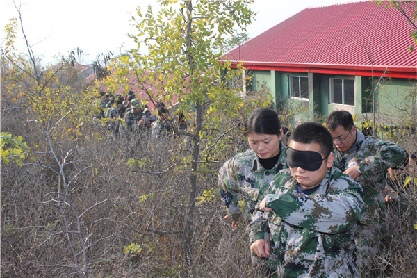 盲人一路護送啞人