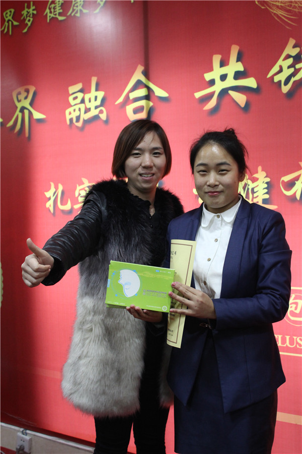 易視界表現(xiàn)優(yōu)秀的伙伴上臺(tái)領(lǐng)獎(jiǎng)