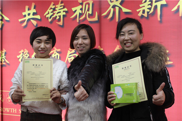 易視界表現(xiàn)優(yōu)秀的小伙伴上臺(tái)領(lǐng)獎(jiǎng)