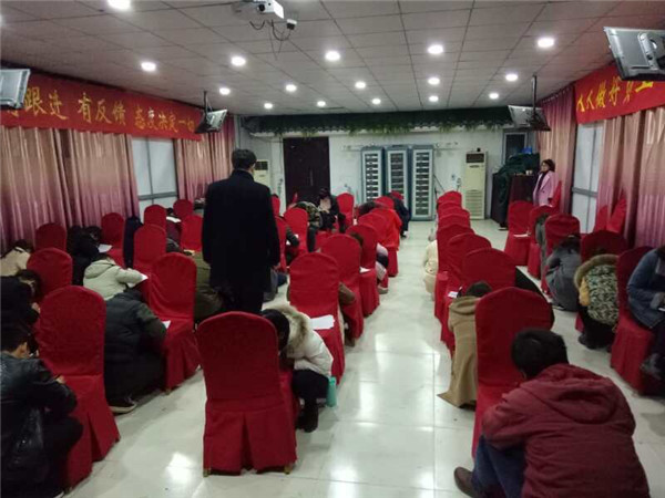 易視界伙伴們認(rèn)真考試中