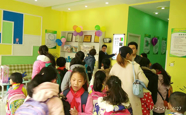 易視界界牌店排起了長長的隊伍