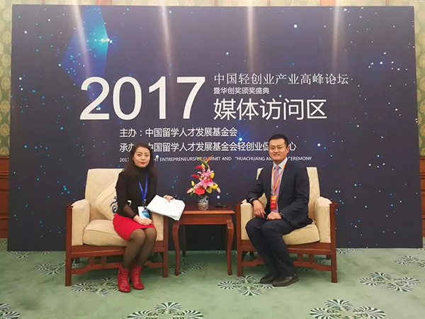 主持人采訪易視界實業(yè)集團總經(jīng)理陳奇先生