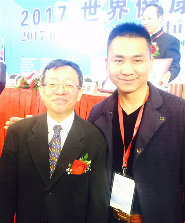 易視界陶總與聯(lián)合國千年發(fā)展目標(biāo)健康中國行專家委員會(huì)主任黃明達(dá)合影