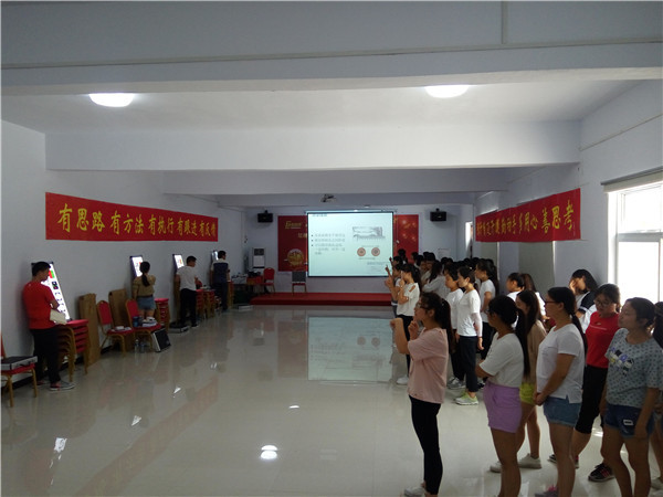 易視界精英們學(xué)習(xí)專業(yè)知識(shí)