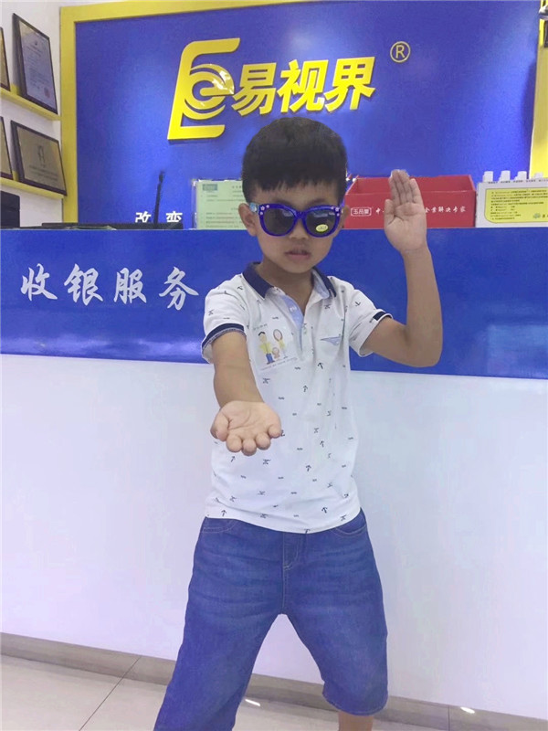 關(guān)愛(ài)孩子的視力健康 易視界人一直在行動(dòng)