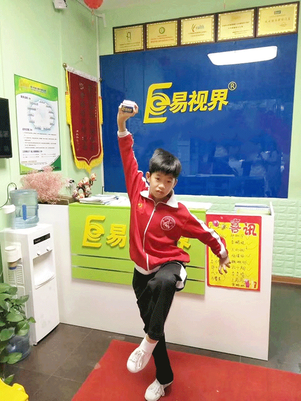 易視界近視防護(hù)之星奕均小朋友