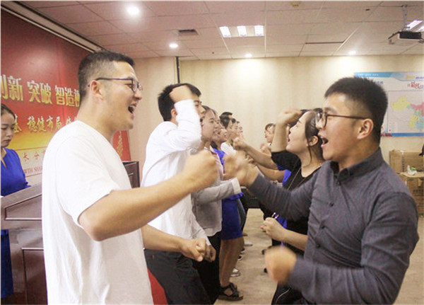 相互打氣加油，這就易視界團隊精神