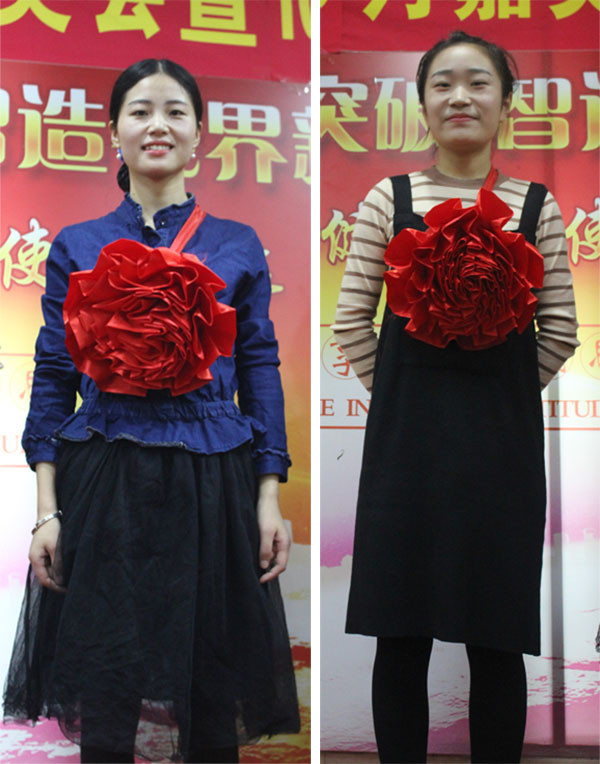 表現(xiàn)優(yōu)秀的伙伴上臺領(lǐng)獎