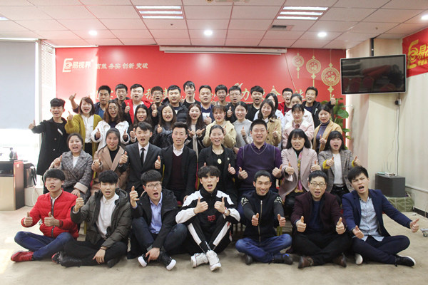 溫馨的團(tuán)隊(duì)合影