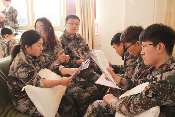 易視界小伙伴們認真學習中