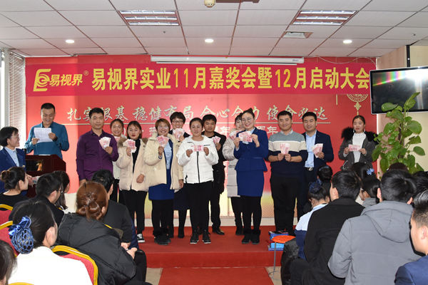 上臺領(lǐng)獎好開心