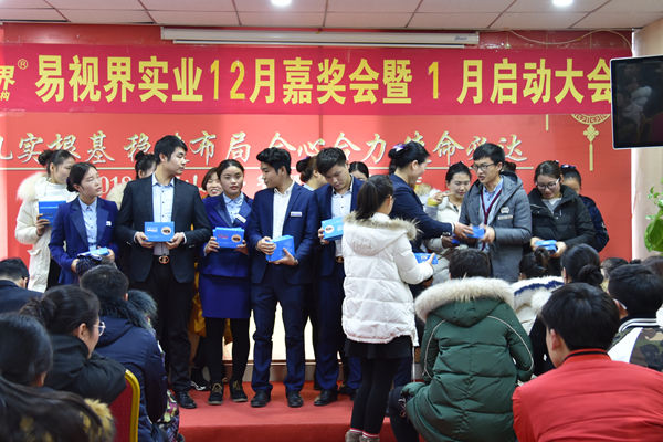 入職滿一年的小伙伴上臺領取感恩眼貼