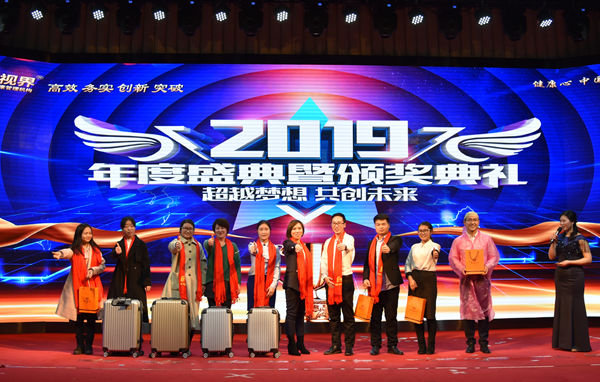 現(xiàn)場獲獎的8名幸運觀眾上臺領(lǐng)獎