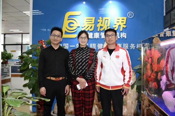 北京雙奧集團尤小龍總裁、中國著名戲歌雙棲明星、66國選美國際皇后王光姣與易視界陶總合影