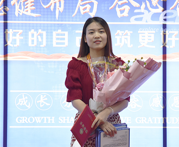 7月表現(xiàn)優(yōu)秀的小伙伴上臺(tái)領(lǐng)獎(jiǎng)