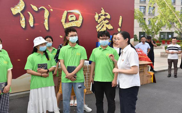 同學(xué)們認(rèn)真聆聽院知名（侯小坤院長）講話