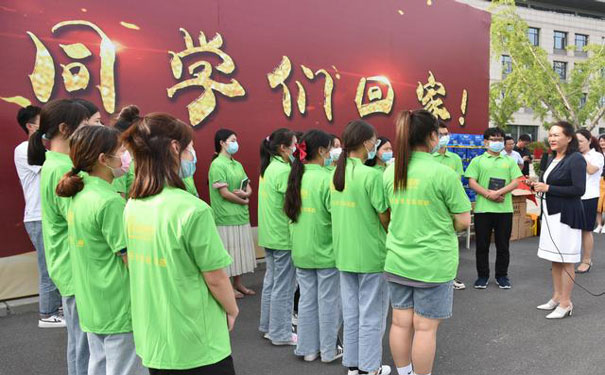 同學(xué)們認(rèn)真聆聽校知名（郭媛副校長）講話