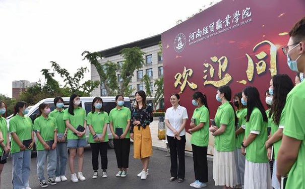 同學(xué)們認(rèn)真聆聽院知名知名（楊曉燕書記）講話