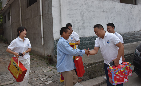 易視界創(chuàng)始人岳總和高層人員的到來，史亞男家人表示熱烈的歡迎