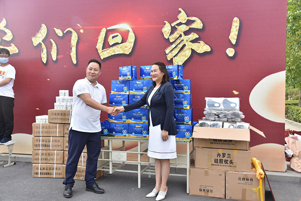 經(jīng)貿(mào)學(xué)校郭媛副校長與易視界品牌創(chuàng)始人岳清江先生共同出席捐贈儀式