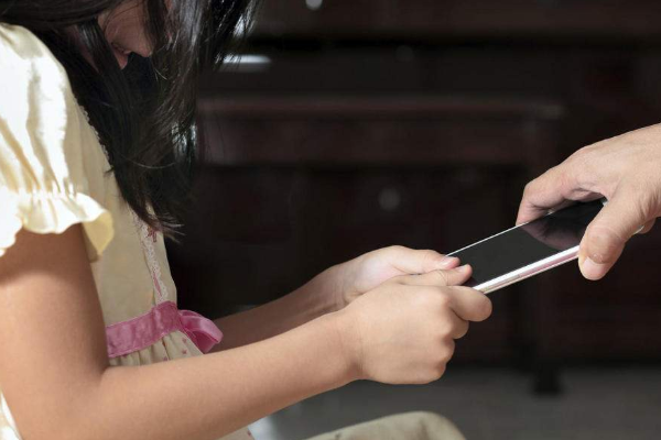 孩子要玩手機(jī)，爸媽應(yīng)該怎么辦