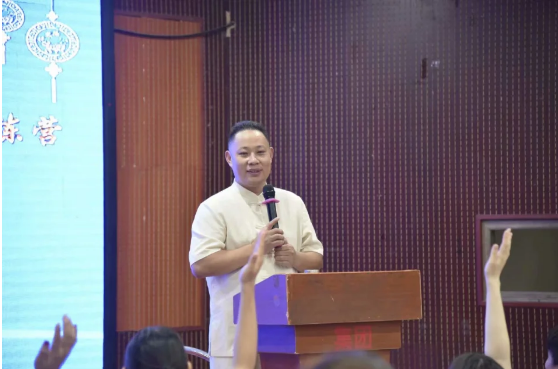 易視界岳總上臺演講