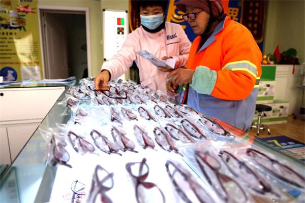 愛心聚焦！易視界300多副老花鏡暖了環(huán)衛(wèi)工人的心！