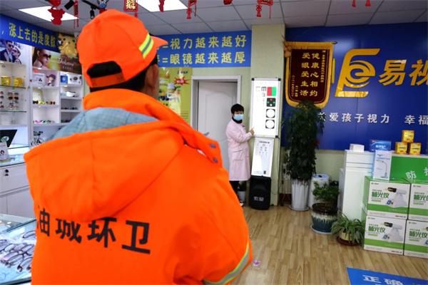 愛心聚焦！易視界300多副老花鏡暖了環(huán)衛(wèi)工人的心！
