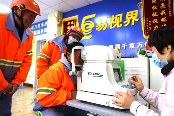 愛心聚焦！易視界300多副老花鏡暖了環(huán)衛(wèi)工人的心！