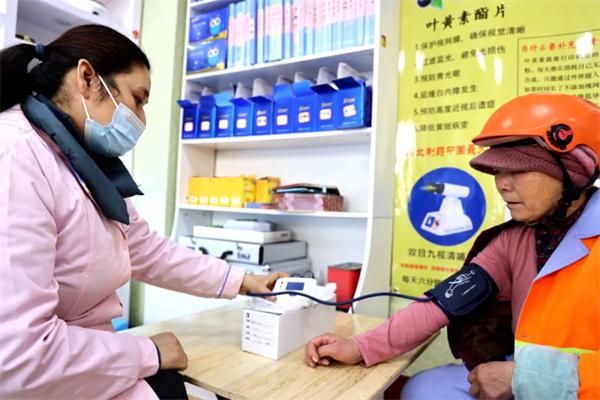 愛心聚焦！易視界300多副老花鏡暖了環(huán)衛(wèi)工人的心！